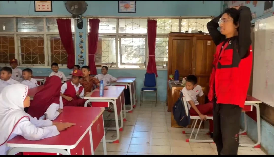 Mahasiswa KKN Unhas mengajarkan urban farming kepada siswa kelas V UPT SD Inpres Mandai. (Foto: Dok.Pribadi).